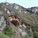 Самый необычный отель Колумбии висит на отвесной скале